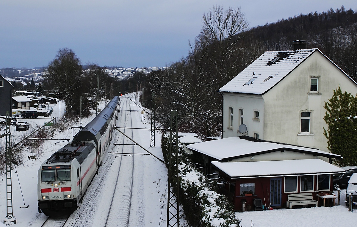 Mit einem Doppelstock-IC durchfährt 146 570-6 am 01.02.2019 Ennepetal-Gevelsberg