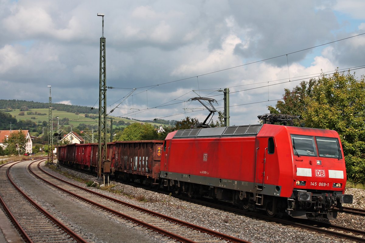 Mit einem E-Wagen Zug fuhr am Mittag des 20.09.2017 die 145 069-1 als Rastatt-Umleiter durch den Bahnhof von Welschingen-Neuhausen in Richtung Singen (Hohentwiel) durch.