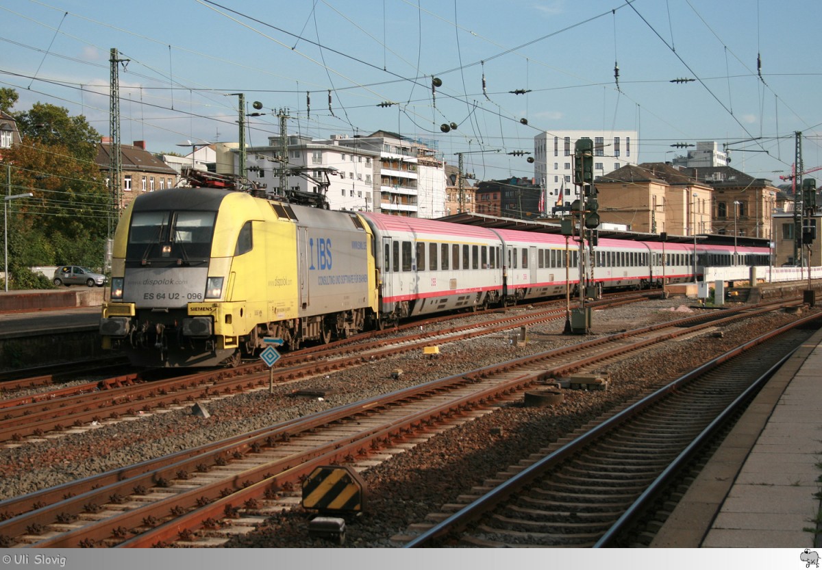 Mit einem Eurocity am Haken verlässt die Siemens Dispolok ES 64 U2 - 096 am 21. September 2015 den Mainzer Hauptbahnhof.