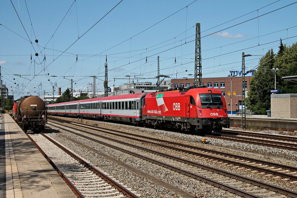 Mit einem EuroCity nach Italien fuhr am 25.08.2015 die 1216 015/E190 015 durch München Heimeranplatz in Richtung Ostbahnhof.
