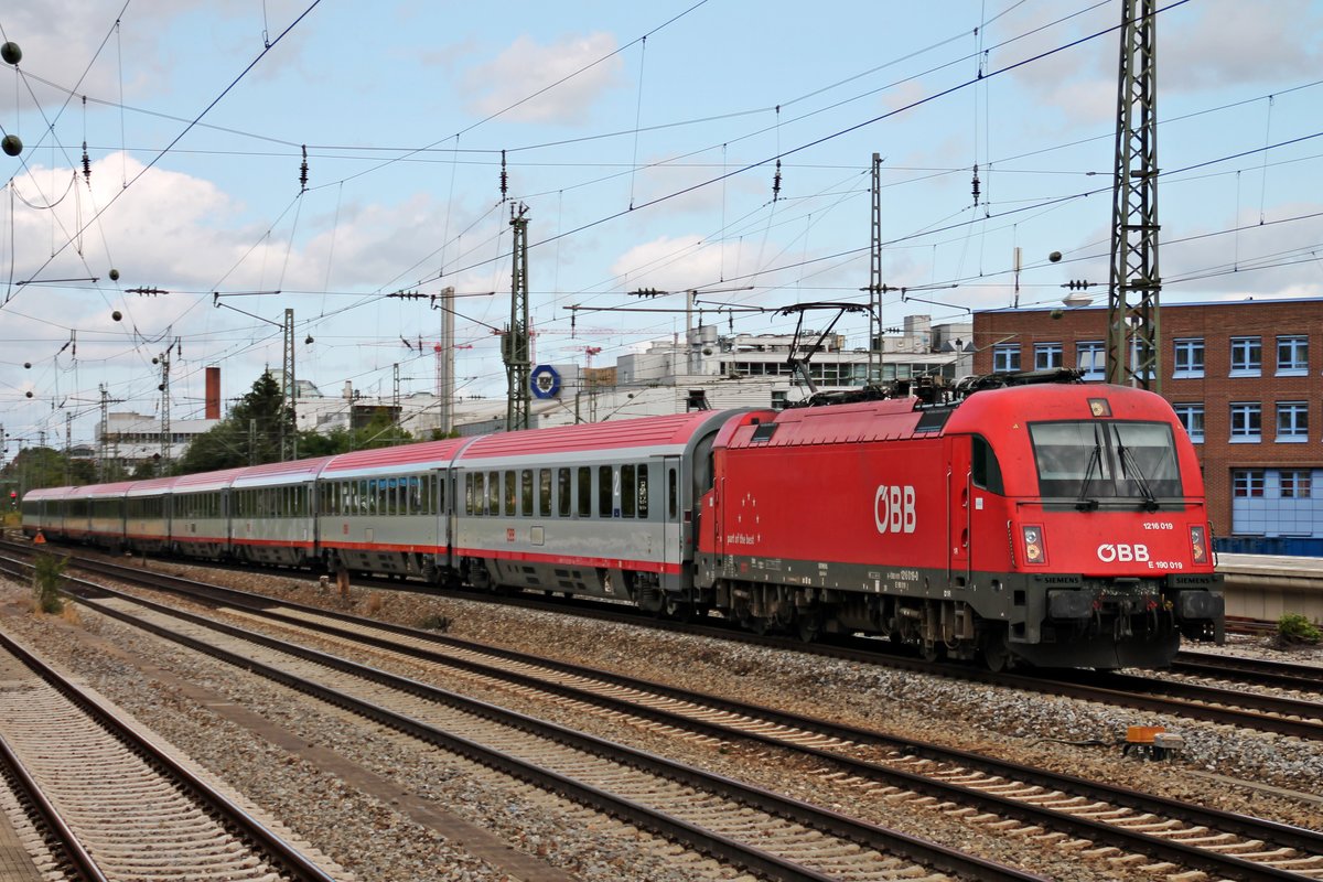 Mit einem EuroCity nach Itlaien fuhr am 25.08.2015 die 1216 019 /E190 019 durch München Heimeranplatz in Richtung Ostbahnhof.
