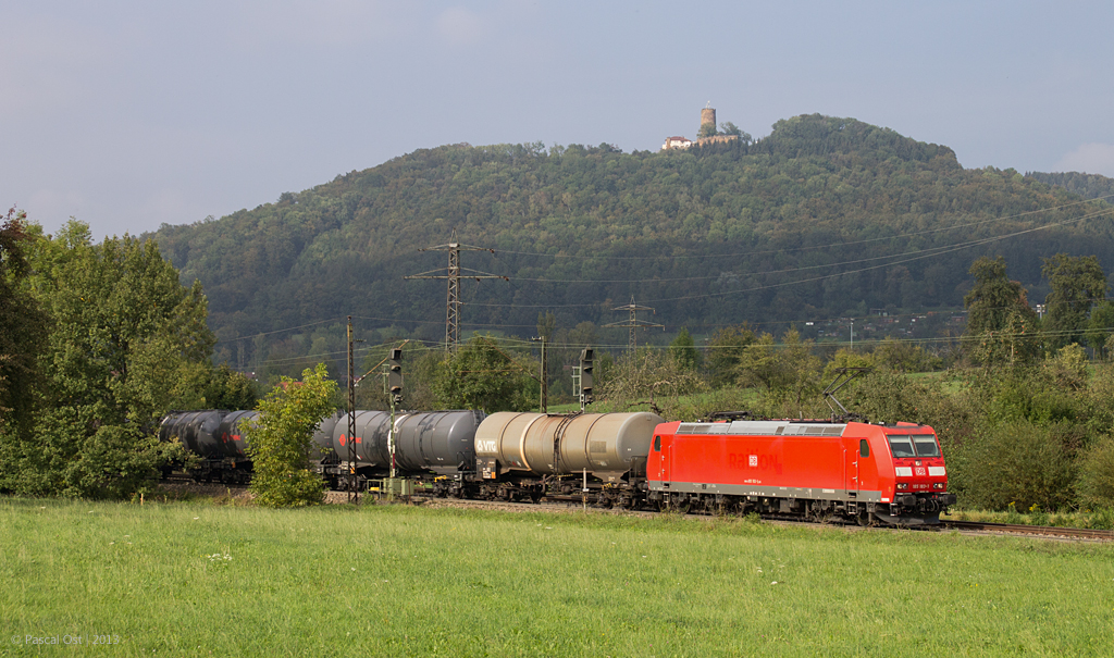 Mit einem Ganzzug aus Kesselwagen strebt 185 183-1 am 28. September in Richtung Ulm. So gesehen bei Sen, unterhalb der Burg Staufeneck.