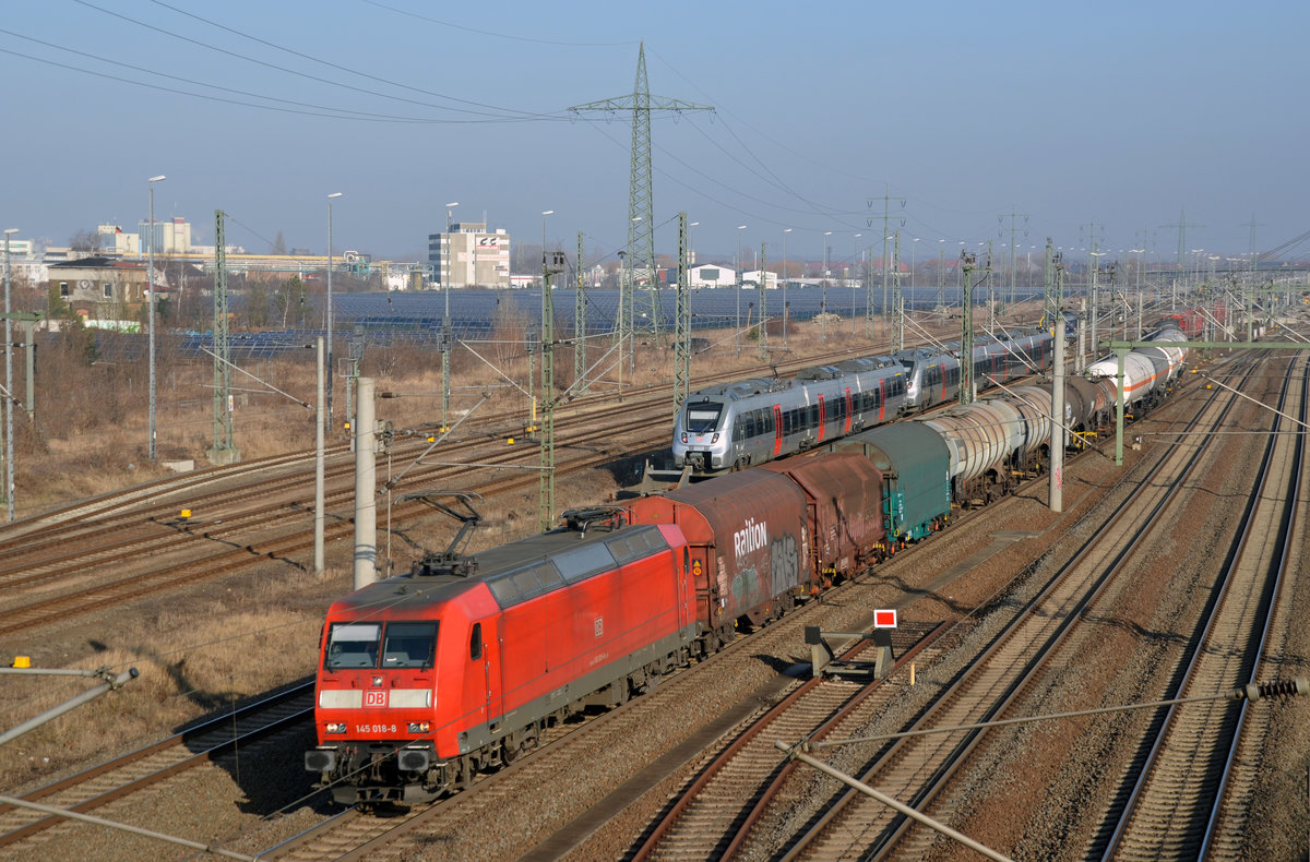 Mit einem gemischten Güterzug am haken rollte 145 018 am 16.02.17 durch Bitterfeld Richtung Leipzig.