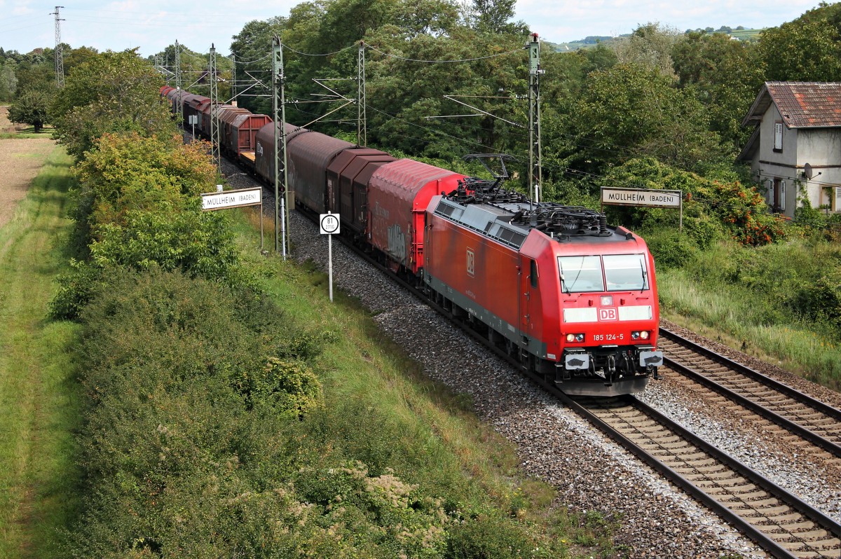 Mit einem gemischten Güterzug am 22.08.2014 fuhr DBSR 185 124-5 südlich von Müllheim (Baden) am Fotografen vorbei in Richtung Süden.