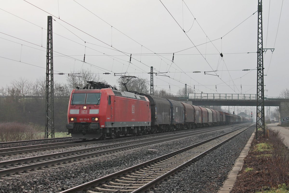 Mit einem gemischten Güterzug (Chiasso - Mannheim Rbf) fuhr am 20.12.2016 die 185 113-8 durch die Gleisanlagen von Müllheim (Baden) auf der KBS 703 in Richtung Norden.