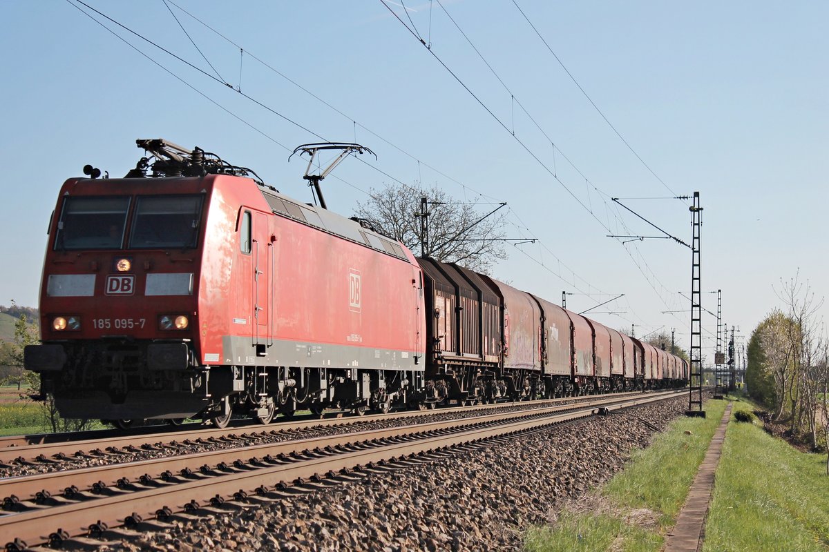 Mit einem gemischten Güterzug (Chiasso - Mannheim Rbf) fuhr am 07.04.2017 die 185 095-7 bei Hügelheim durchs Rheintal in Richtung Freiburg (Breisgau).
