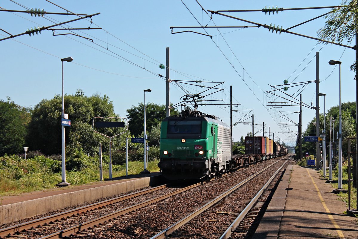 Mit einem gemischten Güterzug fuhr am 25.08.2016 die Akiem/SNCF FRET BB 437052 durch den Haltepunkt von Staffelfelden in Richtung Norden.