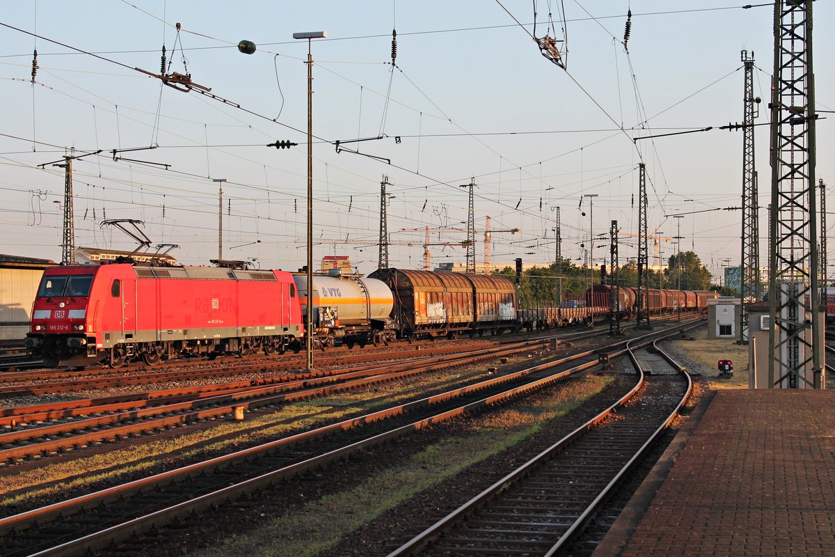 Mit einem gemischten Güterzug fuhr am frühen Morgen des 16.07.2015 die Mannheimer 185 212-8 über Gleis 1 durch den Badischen Bahnhof von Basel gen Rangierbahnhof Muttenz.