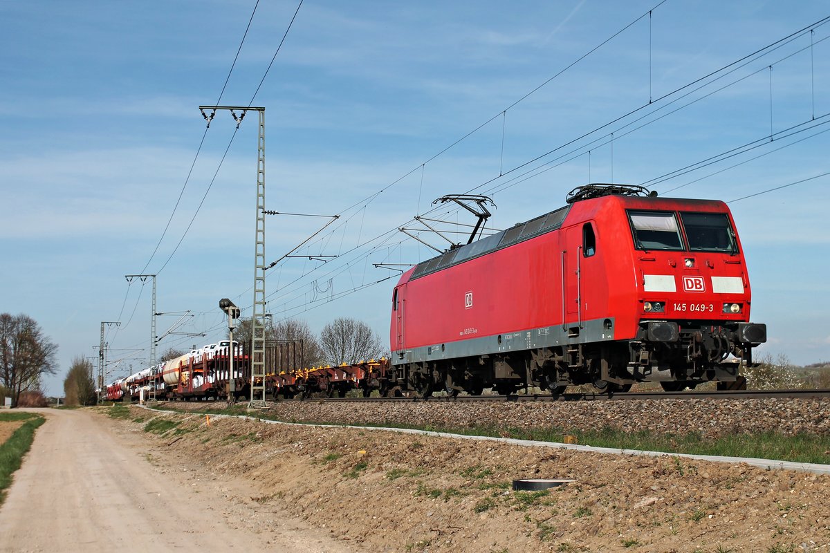 Mit einem gemischten Güterzug (Mannheim Rbf - Basel Bad Rbf) fuhr am 30.03.2017 die 145 049-3 nördlich von Müllheim (Baden) durchs Markgräflerland gen Schweizer Grenze.