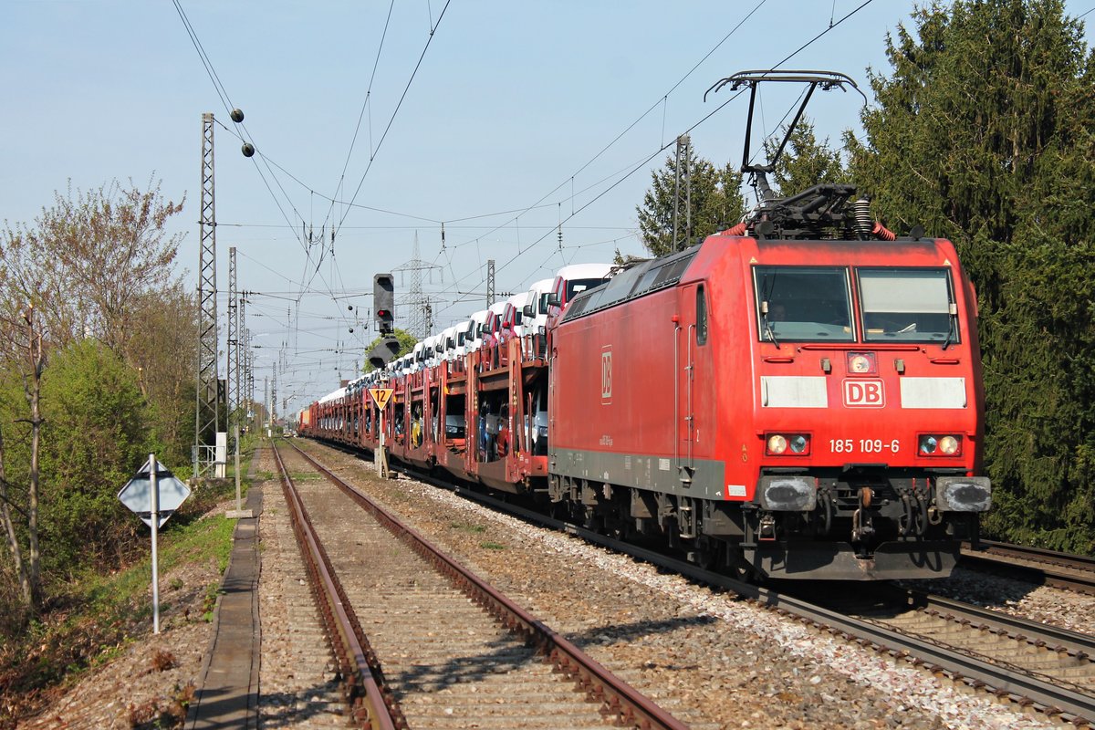 Mit einem gemischten Güterzug (Mannheim Rbf - Chiasso) fuhr am 11.04.2017 die 185 109-6 durch den Bahnhof von Heitersheim in Richtung Basel. (Fotostelle hinter einem Prellbock)