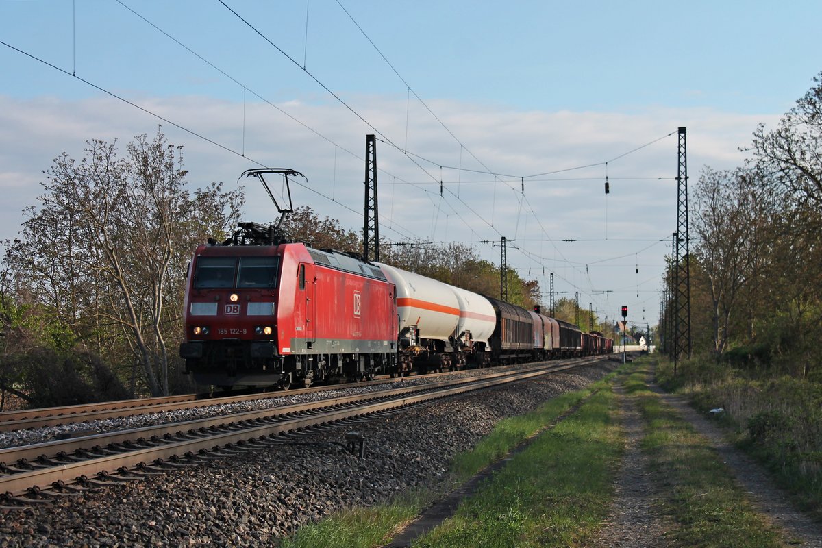 Mit einem gemischten Güterzug (Mannheim Rbf - Chiasso) fuhr am 13.04.2017 die 185 122-9 durch Heitersheim in Richtung Schweizer Grenze.