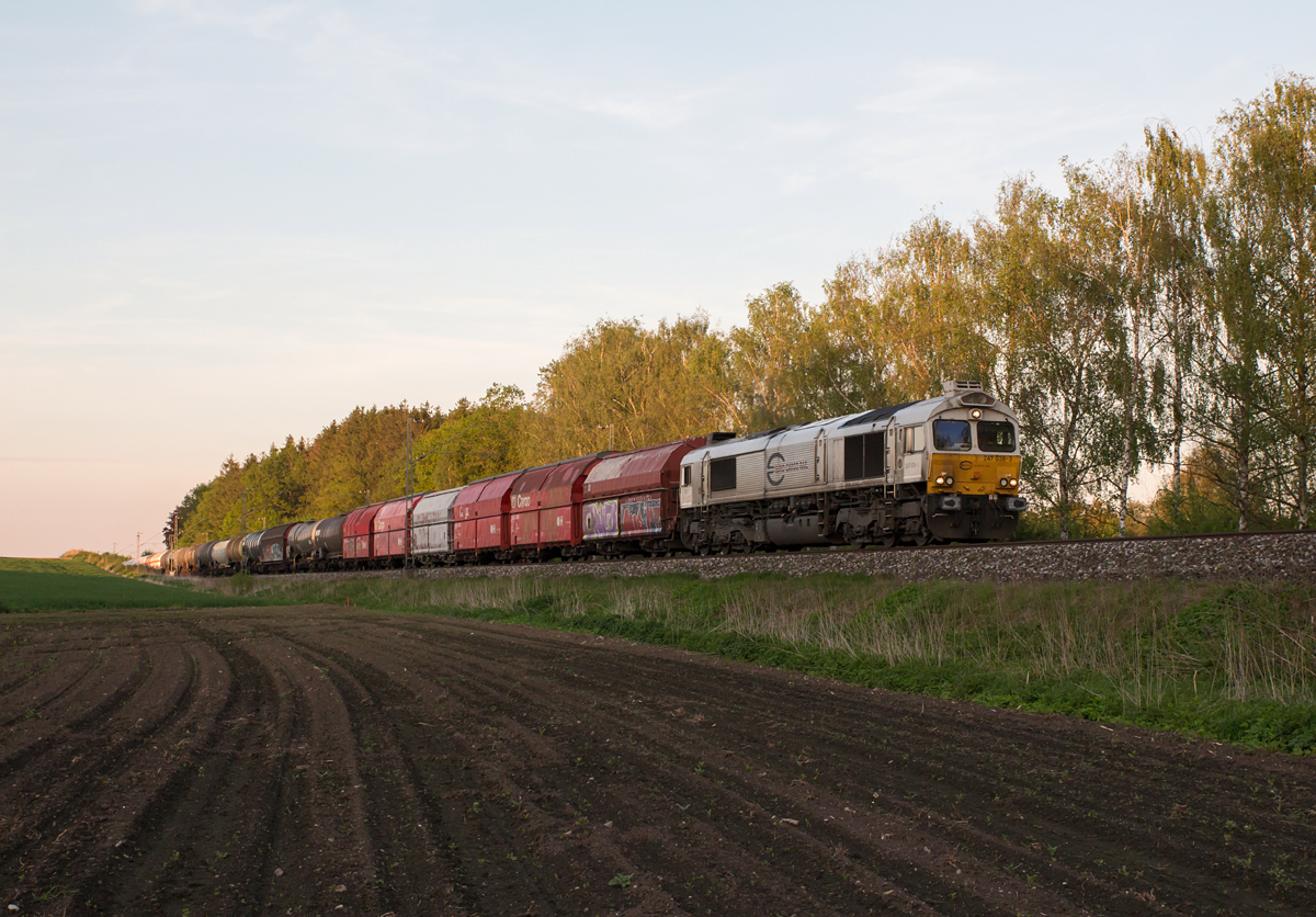 Mit einem gemischten Güterzug von Mühldorf nach München Nord Rbf wurde 247 038-3 am Rande Poings angetroffen. (16.05.17)