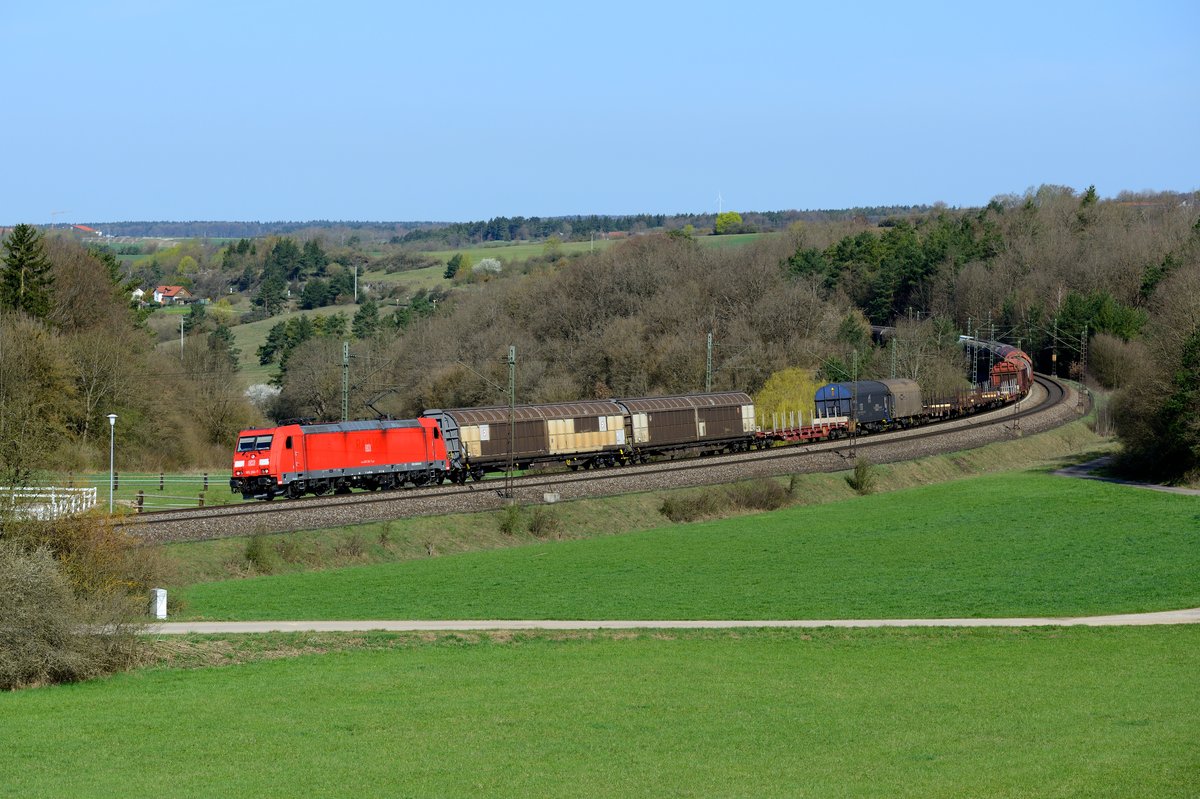 Mit einem gemischten Güterzug nach Österreich konnte am 16. April 2015 die 185 214 bei Edlhausen in der Oberpfalz fotografiert werden.