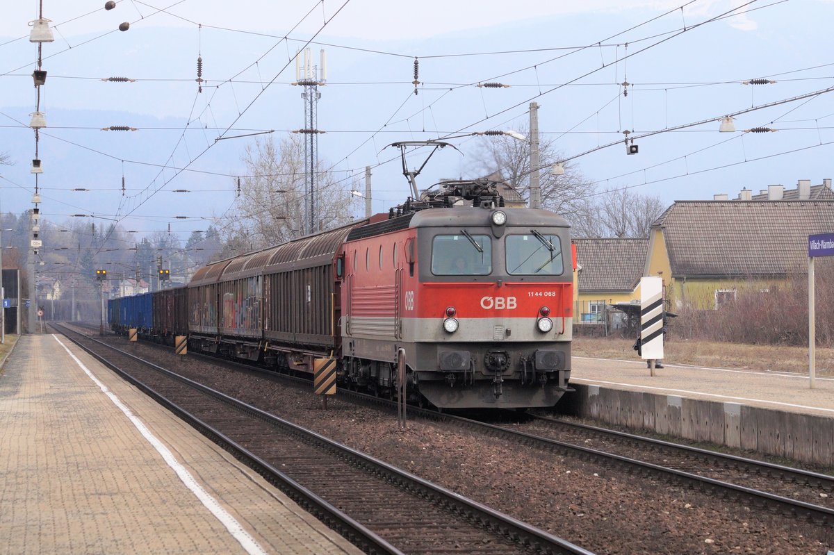 Mit einem Güterzug durchfährt 1144 068 den Bahnhof Villach-Warmbad in Richtung Süden.
04.03.2019