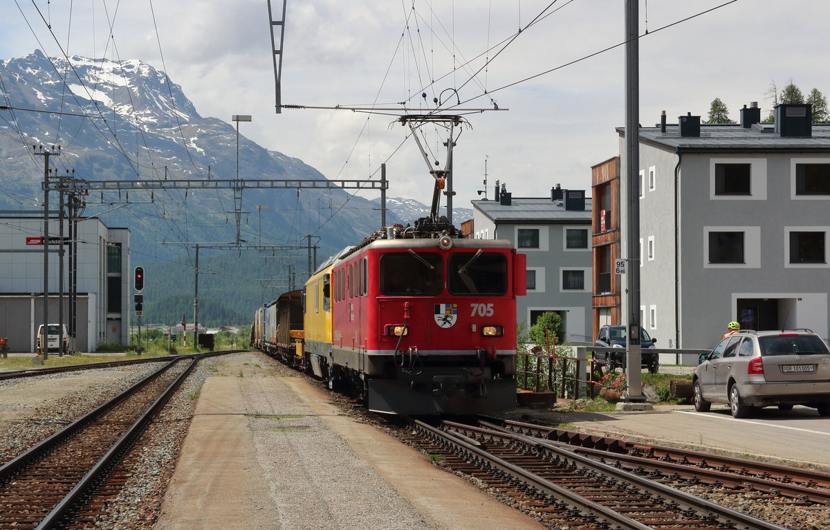 Mit einem Güterzug in Richtung Chur am Haken durchfährt Ge 6/6 II 705  Pontresina/Puntraschigna  den Bahnhof von Bever.

Bever, 15. Juni 2017