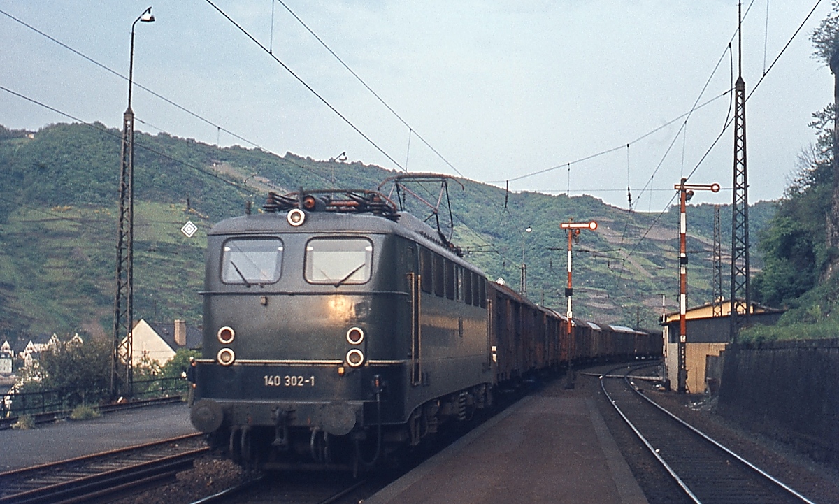 Mit einem Güterzug Richtung Norden durchfährt 140 302-1 am 14.05.1978 den Bahnhof St. Goar