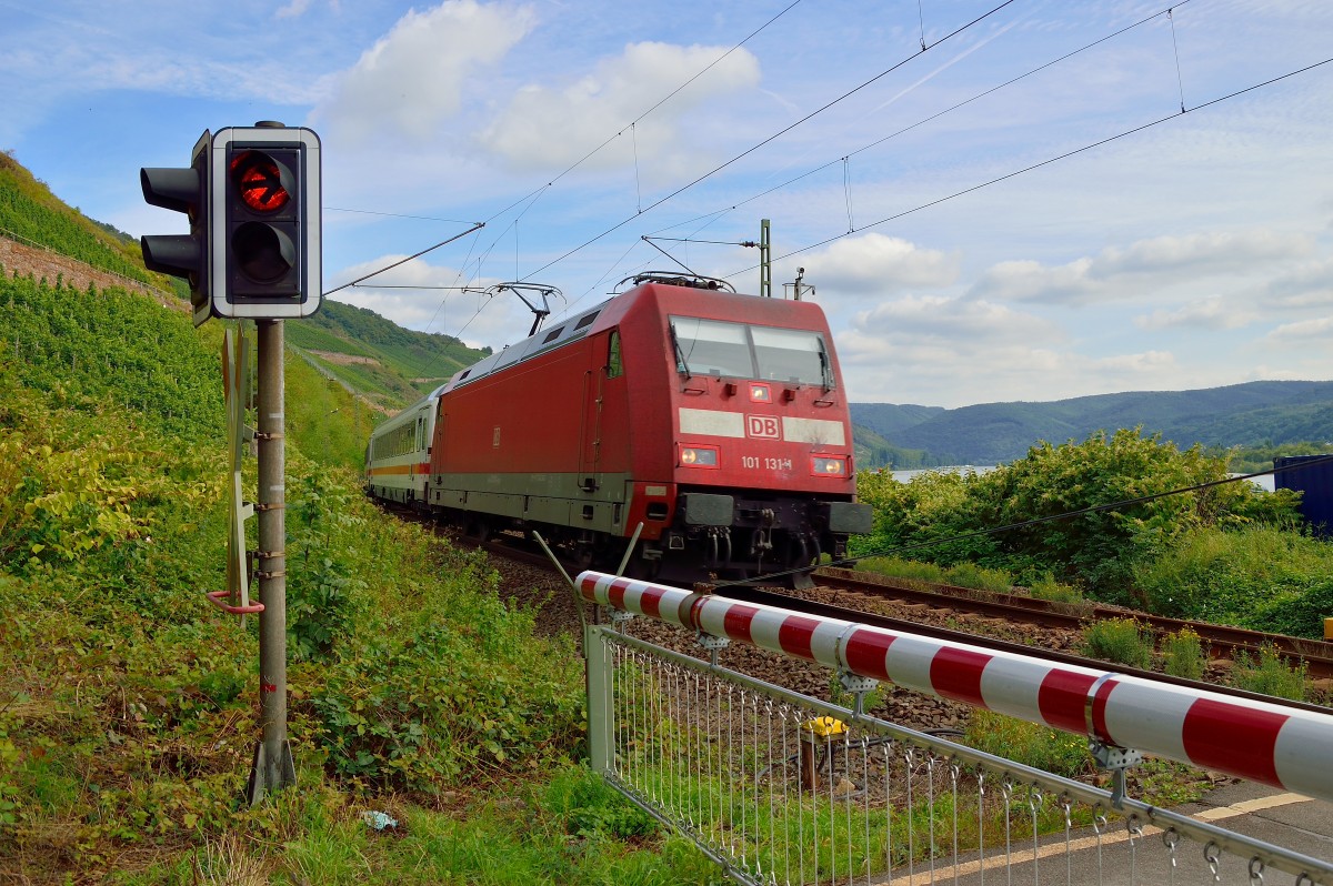 Mit einem IC aus Koblenz in Richtung Bingen fahrend ist hier die 101 131-4 an einem Feldwegbergang bei Boppard zu sehen. 21.4.2013