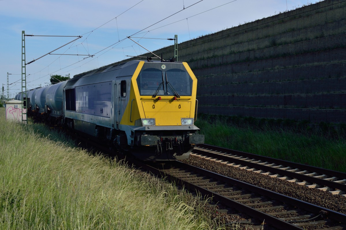 Mit einem Kalkwagenzug ist hier die Voith Maxima 40CC alias 9280 1264 003-5 D-STOCK in Neuss Allerheiligen gen Neuss Norf fahrend zu sehen. 7.6.2015