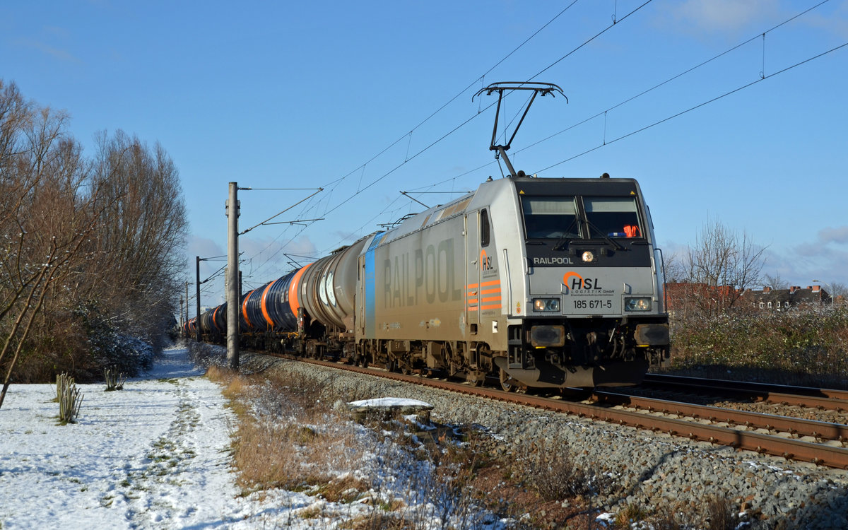 Mit einem Kesselwagenzug am haken rollte 185 671 der HSL am 04.02.18 durch Greppin Richtung Bitterfeld.