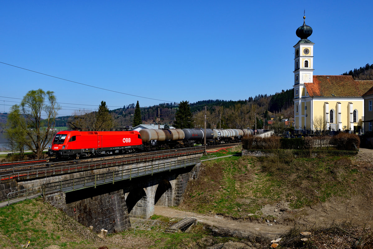 Mit einem Kesselwagenzug war am 08. April 2018 die 1116.137 in Richtung Wels unterwegs und konnte bei der Durchfahrt in Wernstein fotografiert werden. 