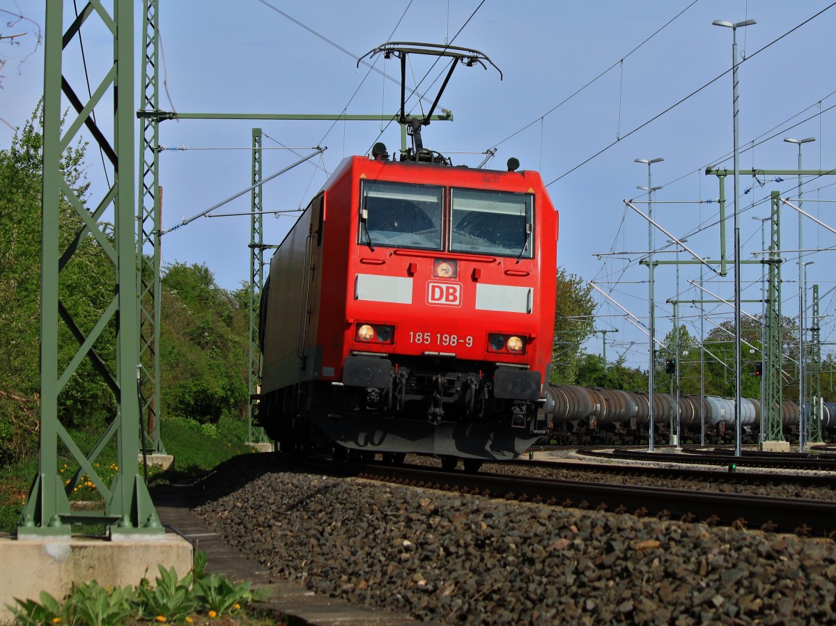 Mit einem Kesselzug am Haken fährt 185 198-9 am 17.04.2014 als Umleiter auf der KBS 485 durch den letzten Bogen vor Aachen West. 