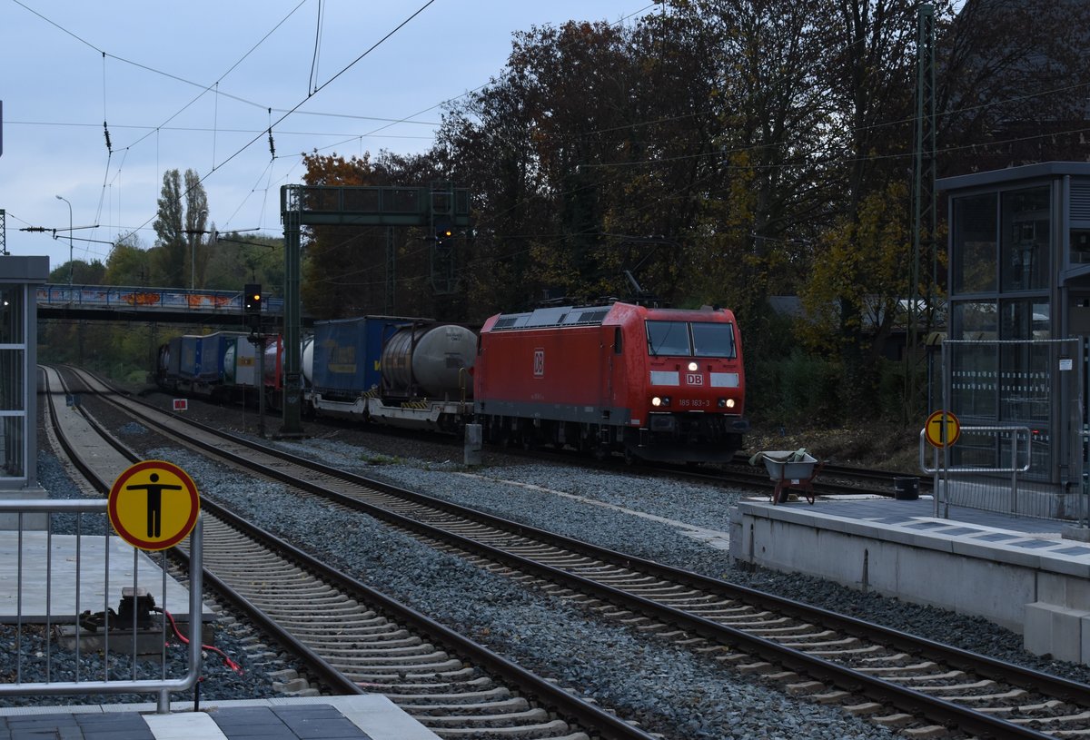 Mit einem KLV am Haken kommt die 185 163-3 durch Krefeld Oppum in Richtung Krefeld Hbf gefahren. 6.11.2016