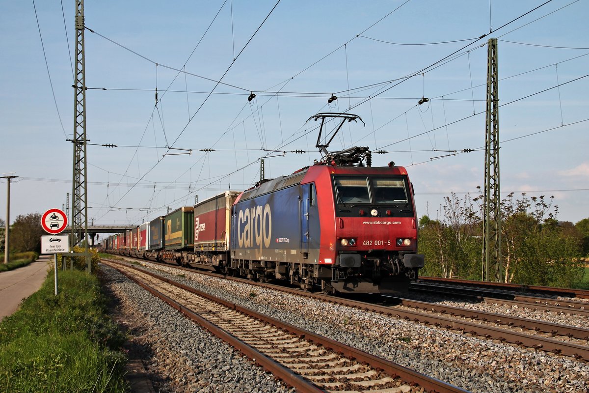 Mit einem KLV aus Belgien fuhr am 04.05.2016 die Re 482 001-5 durch die Gleisanlagen von Müllheim (Baden), als sie in Richtung Schweizer Grenze unterwegs war.