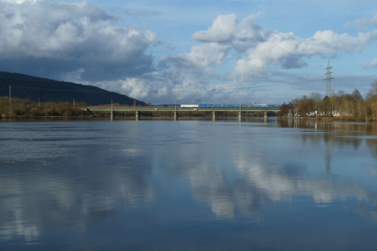 Mit einem Kohlezug fährt eine unbekannte Lok der Reihe 37000 über die Moselbrücke von Konz in Richtung Luxemburg. (16.03.2017)