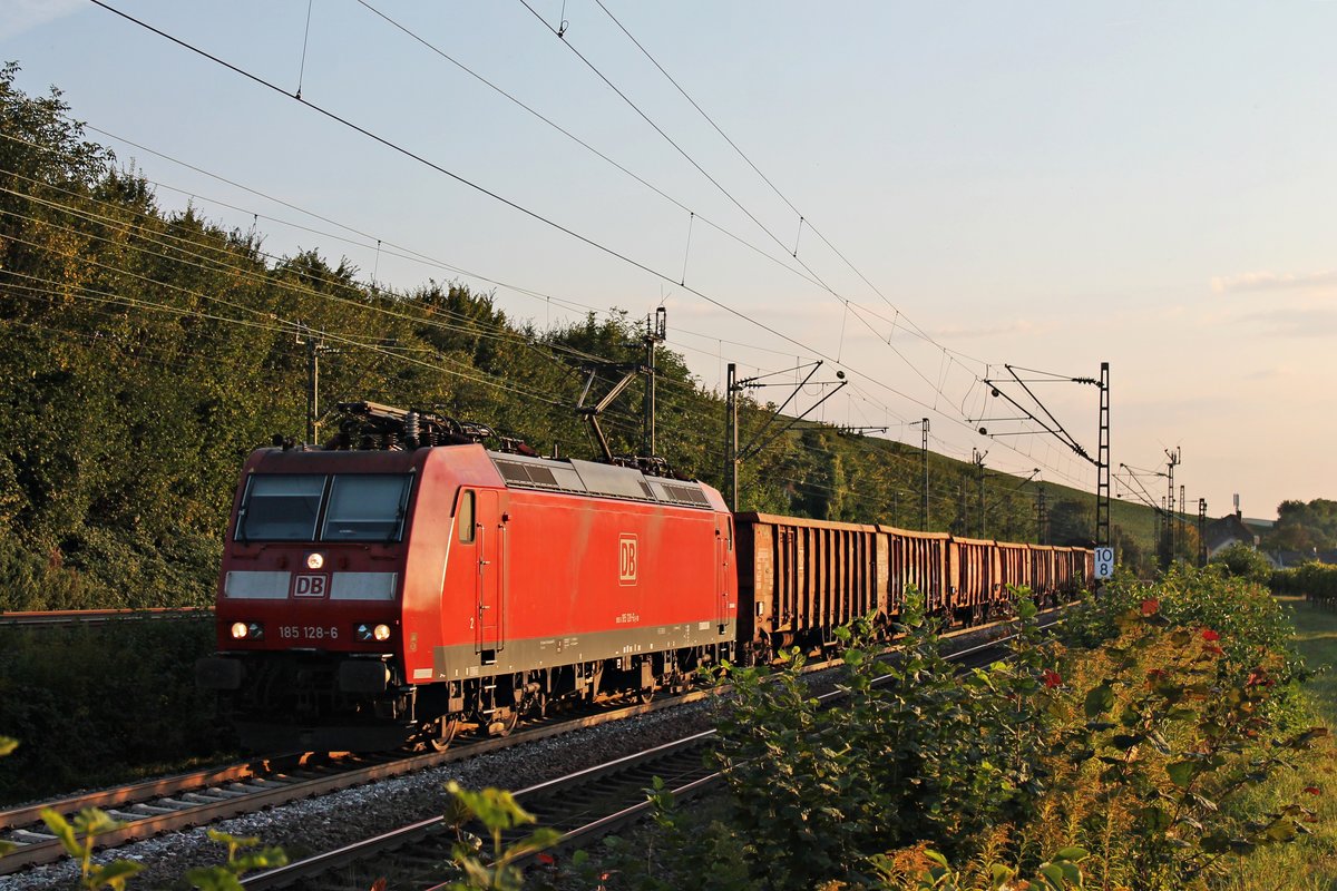 Mit einem kurzen E-Wagenzug fuhr am Abend des 09.09.2016 die 185 128-6 am Abzweig Leutersberg in Richtung Freiburg (Brsg) Rbf.