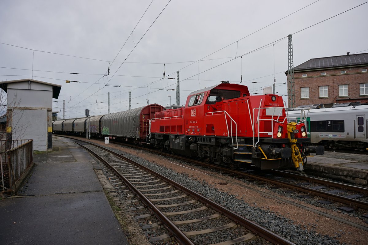Mit einem kurzen Güterzug am Haken steht 261 024 am 21.12.2018 auf dem Zwickauer Hauptbahnhof.