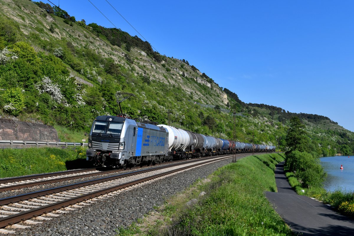 Mit einem kurzen Kesselwagenzug war die für die Rurtalbahn fahrende 193 816 am 05. Mai 2018 im Maintal anzutreffen. 