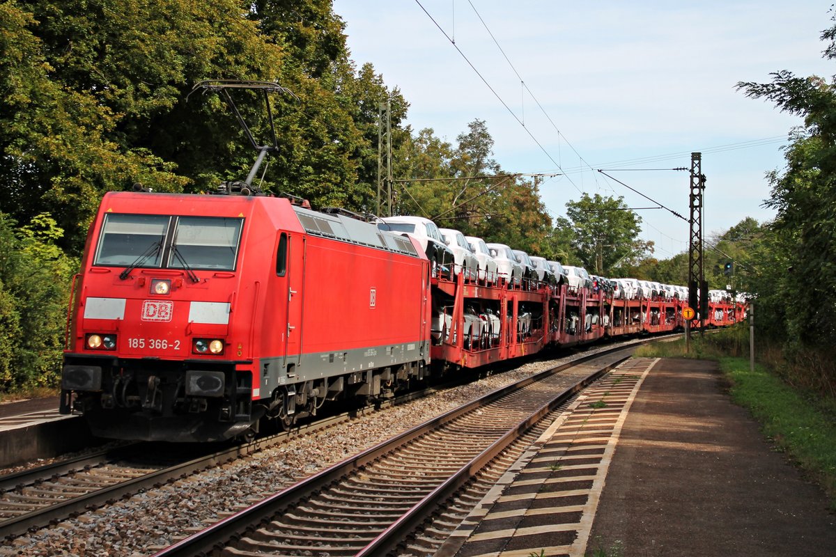 Mit einem langen Autozug fuhr am 27.08.2015 die 185 366-2 durch den Haltepunkt von Etterzhausen in Richtung Norden.