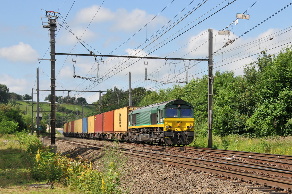 Mit einem langen Containerzug am Haken fährt 266 066-0 von Crossrail durch Bassenge Richtung Visé und Aachen-West. Aufnahme vom 20/06/2018.