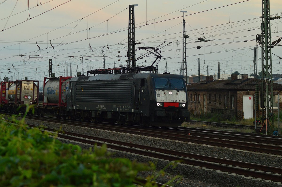 Mit einem langen Kastelzug kommt die MRCE 189 104 durch Bischofsheim gefahren. Freitag den 24.6.2016