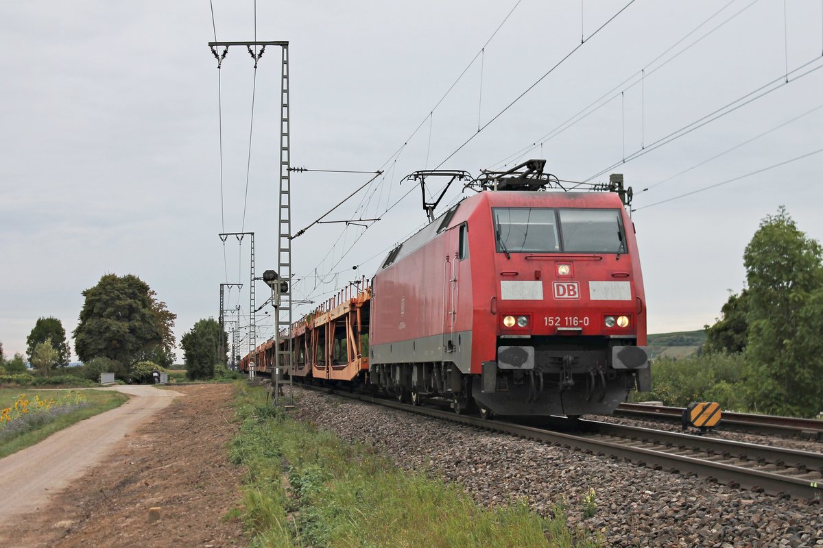 Mit einem leeren Autozug (Lahr (Schwarzw) - Alessandria) fuhr am 16.09.2016 die 152 116-0 bei Müllheim (Baden) in Richtung Schweizer Grenze.