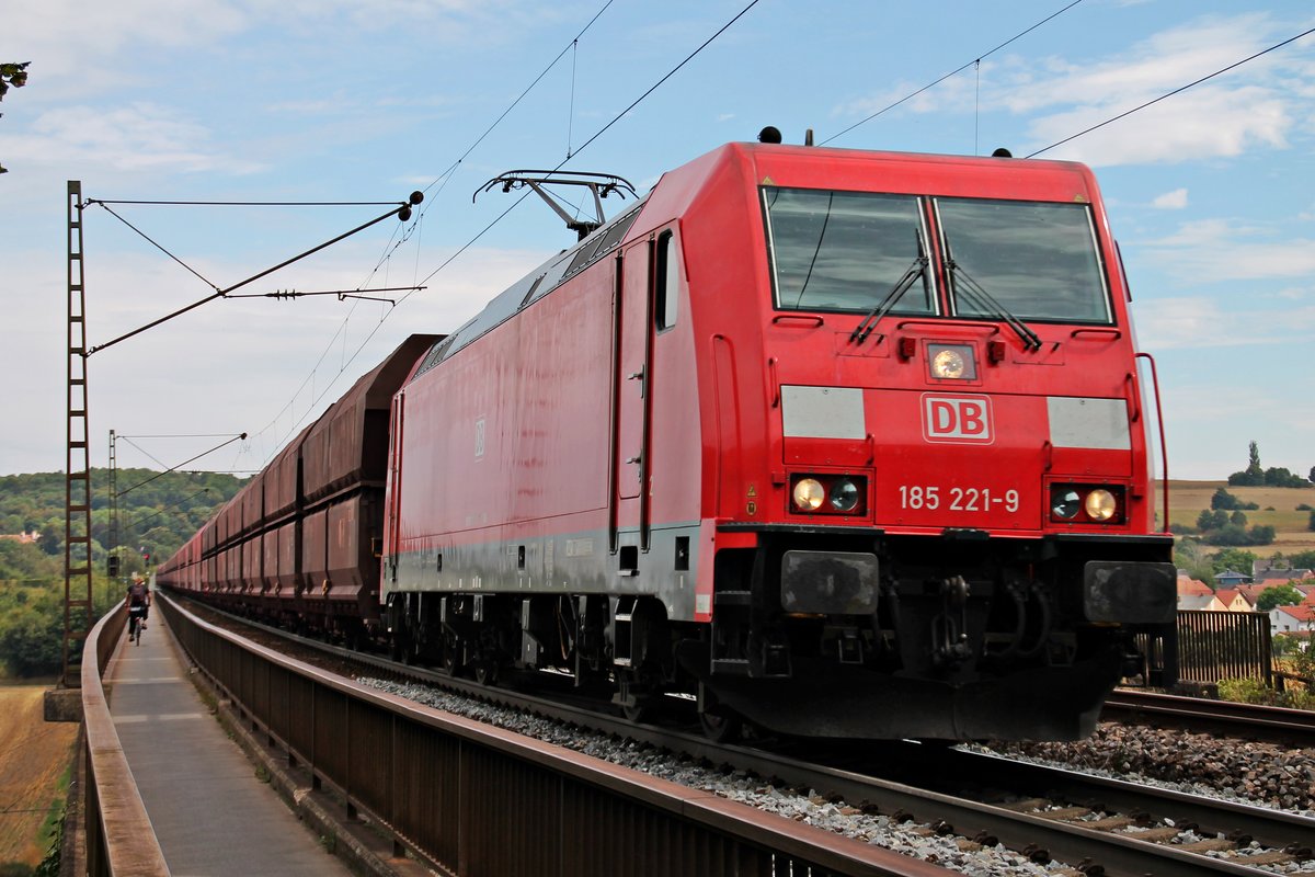 Mit einem leeren Erzzug aus Linz (AT) fuhr am 24.08.2015 die 185 221-9 über die Donaubrücke bei Mariaort in Richtung Nürnberg.