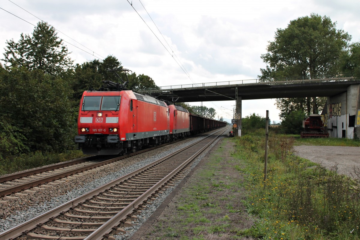 Mit einem leeren Tonerdenzug (Italien - Limburg (Lahn)) fuhren am 25.09.2014 die zwei Mannheimer 185 107-0 und 185 109-6 zusammen durch die Gleisanlagen des Bahnhofes von Orschweier gen Norden.