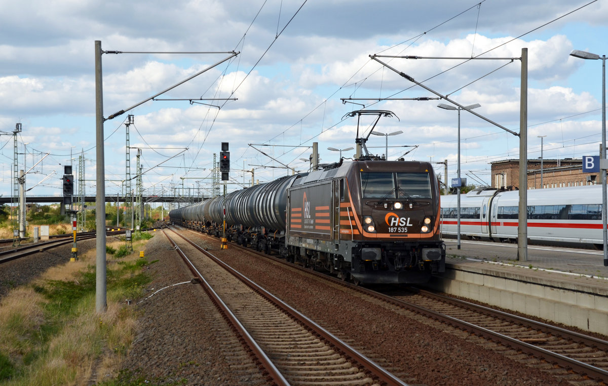 Mit einem Lichtgruß führte 187 535 am 26.08.18 ihren Kesselwagenzug durch Bitterfeld Richtung Halle(S).