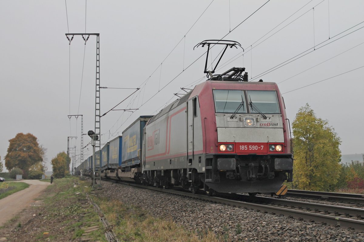 Mit einem  LKW Walter -KLV war am 31.10.2016 die Beacon Rail/Crossrail 185 590-7 nördlich von Müllheim (Baden) unterwegs in Richtung Schweizer Grenze.