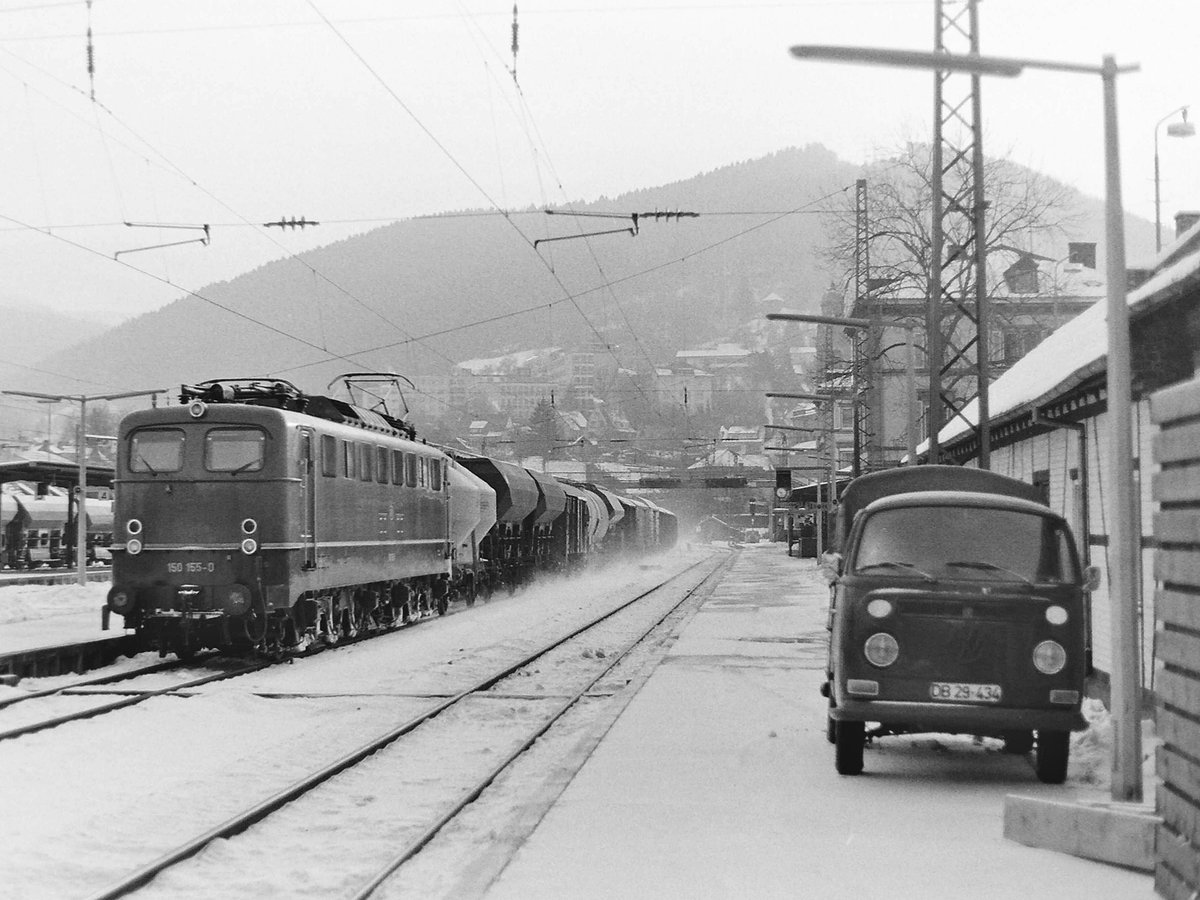 Mit einem Mischer kommt die 150 155 durch Eberbach am Neckar auf Gleis 2 durchgefahren in Richtung Heidelberg. Klar, das ist ein Bild von Rudolf Pavel, da ich ja leider keine Bilder aus der Zeit habe. Aufgenommen ist das Bild am 7.12.1980