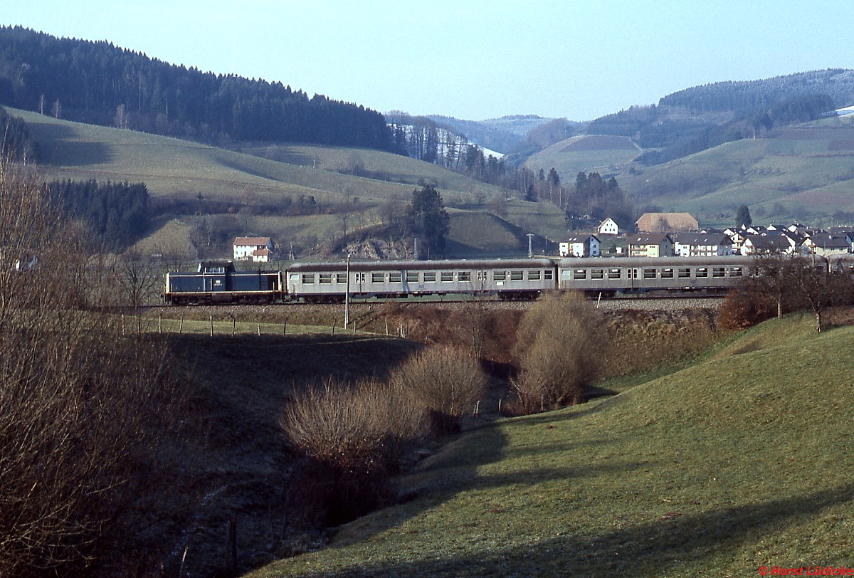 Mit einem Nahverkehrszug nach Freiburg verläßt 212 077-2 am 31.12.1980 Oberwinden