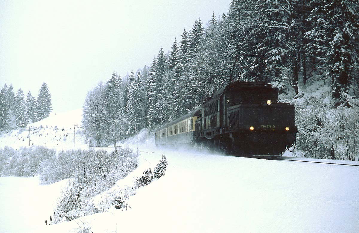 Mit einem Nahverkehrszug nach Mittenwald ist 194 109-5 im Januar 1979 bei Kaltenbrunn unterwegs