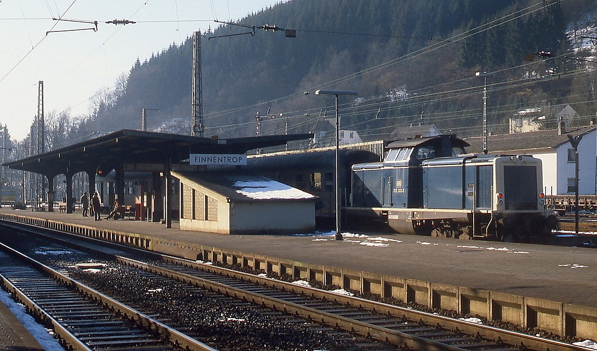 Mit einem Nahverkehrszug nach Olpe steht 212 322-2 an einem Februartag Anfang der 1980er Jahre im Bahnhof Finnentrop