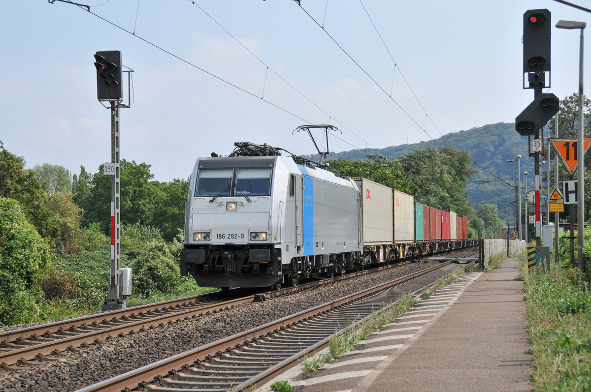 Mit einem nur spärlich beladenen Containerzug rollt 186 292-9 von Railpool durch Namedy Richtung Norden. Aufnahme vom 17/08/2018.