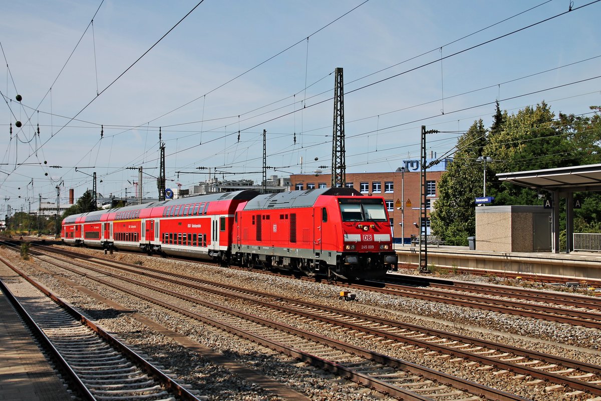 Mit einem RE (München Hbf - Mühldorf) fuhr am 25.08.2015 die Mühldorfer 245 009 durch München Heimeranplatz in Richtung Ostbahnhof.