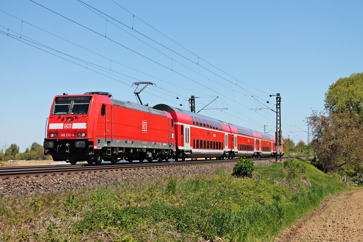 Mit einem RE (Offenburg - Basel Bad Bf) fuhr am 05.05.2016 die 146 232-4 bei Scherzingen in Richtung nächsten Zwischenhalt in Bad Krozingen.