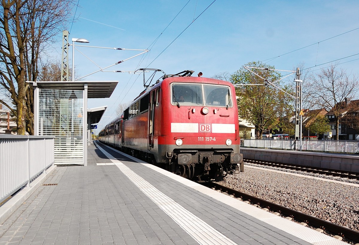 Mit einem RE4 Verstärkerzug in Kleinenbroich gen Aachen Hbf fahrend ist hier die 111 157-4 zu sehen. 14.4.2015 