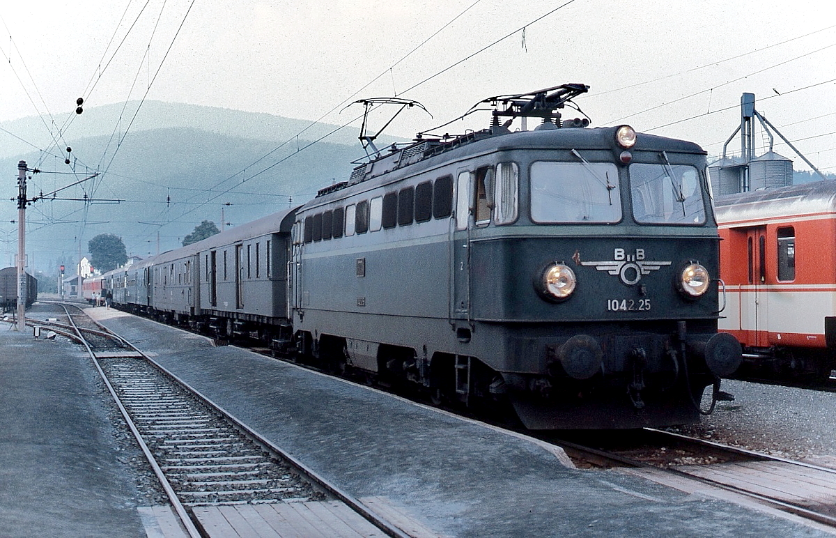 Mit einem Regionalzug hält 1042.25 im August 1980 im Bahnhof Judenburg