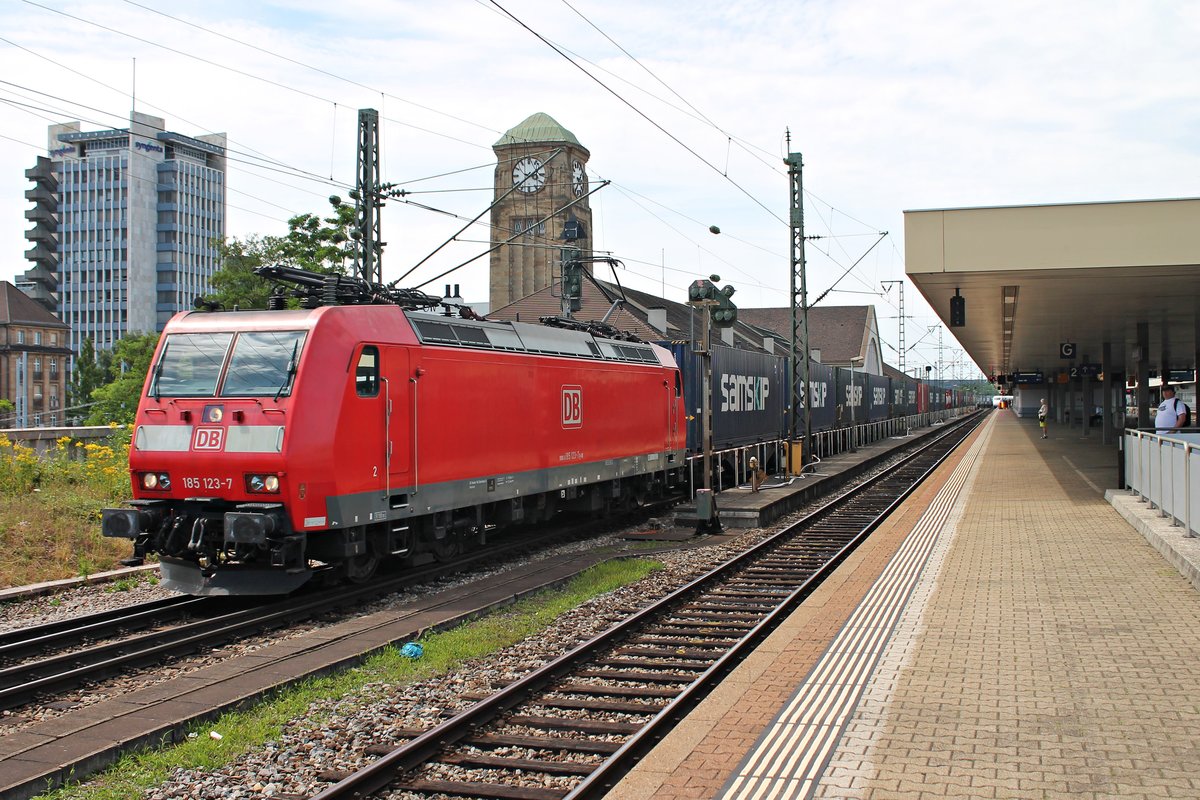Mit einem SAMSKIP-Containerzug fuhr am 26.06.2015 die 185 123-7 über Gleis in durch Basel Bad Bf in Richtung Rangierbahnhof Muttenz.