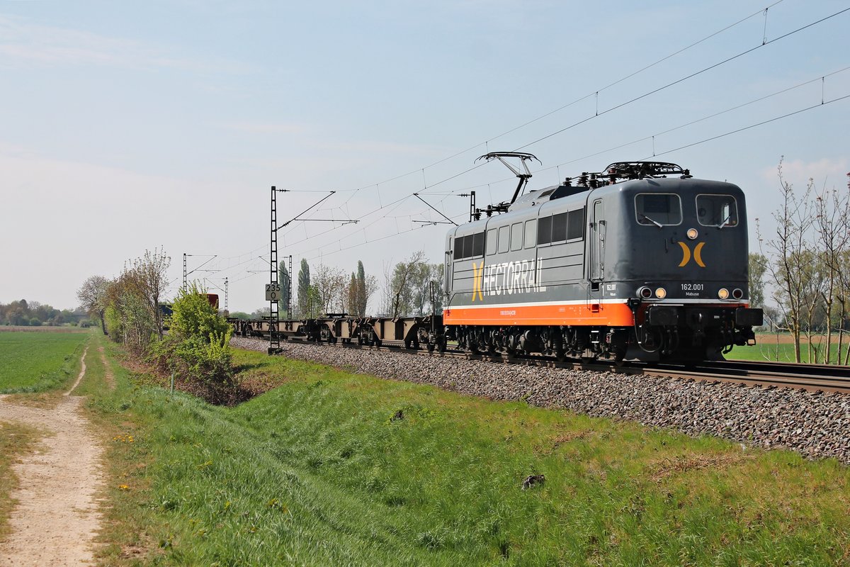 Mit einem schlecht ausgelasteten Containerzug nach Krefeld-Linn fuhr am 11.04.2017 die Hectorrail 162.001 (151 013-0)  Mabuse  bei Hügelheim über die KBS 703 durchs Rheintal in Richtung Freiburg (Breisgau).